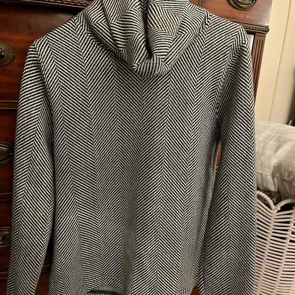 J. Crew Women’s Black and White Herringbone Turtleneck Sweater - Medium - Picture 4 of 4